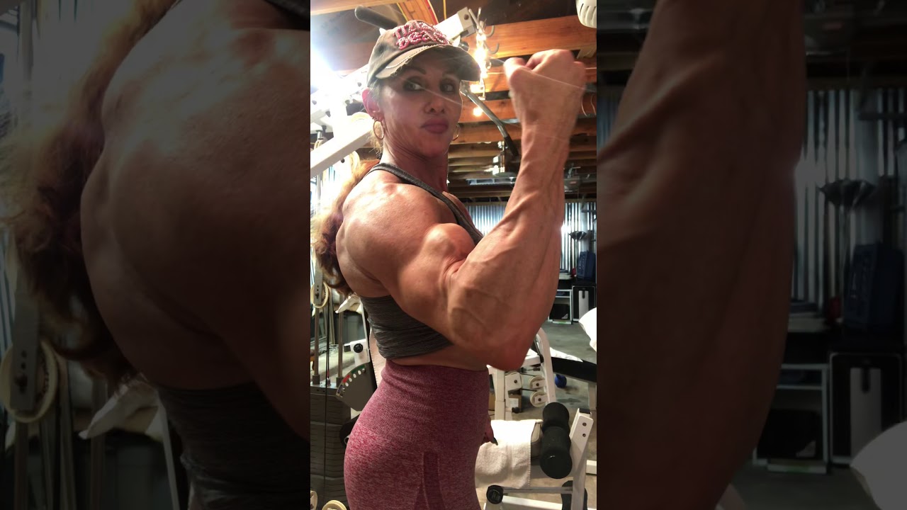 Lindsay Mulinazzi Gym Posing Video