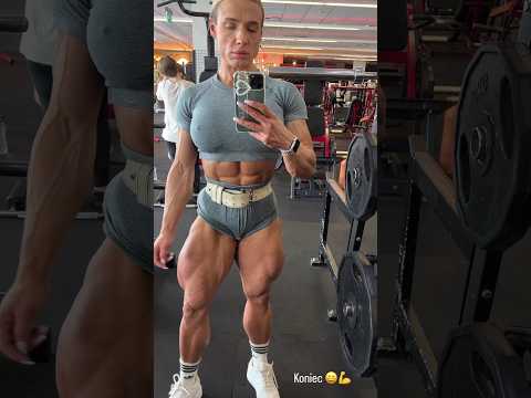 Anna Mroczkowska Leg Flexing Video