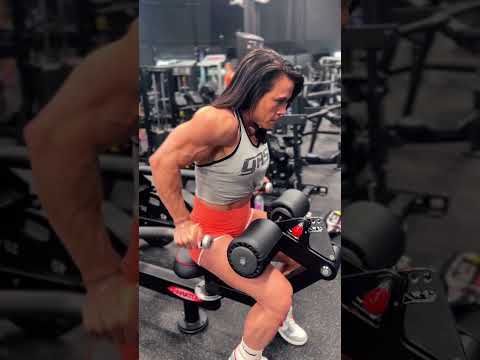 Triceps 2 days out from 2024 Toronto Pro 💪 #femalebodybuilding #armworkout #femalemuscle #triceps