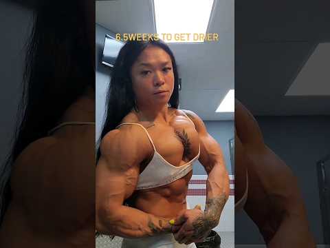 FBB Marilyn Yee Tong flexing shredded pecs and biceps