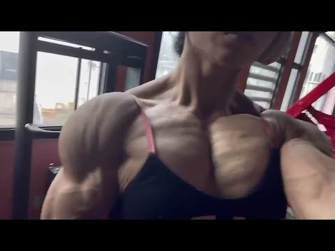 FBB Yao Zeng flexing shredded pecs and biceps