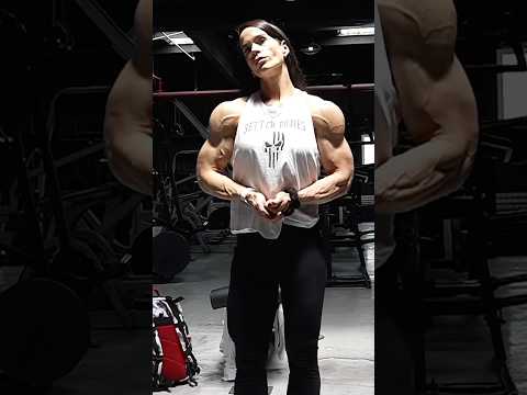 Her HUGE Arms and Shoulders Flex – Rebecca Farrell
