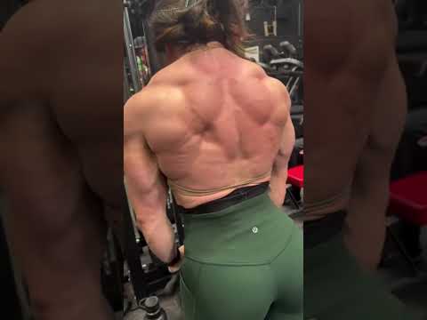 Hunter Henderson’s Back is DENSE & SHREDDED! 🎄🤯