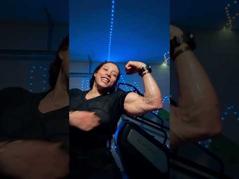 Post EMS training flex . Full flex in my legendary memebers #biceps #carolynemarquez musclegoddess