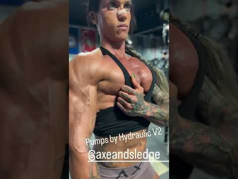 Justine’s Shredded Delts & Abs! Tattooed Bodybuilder With Pierced Navel 💪🔥